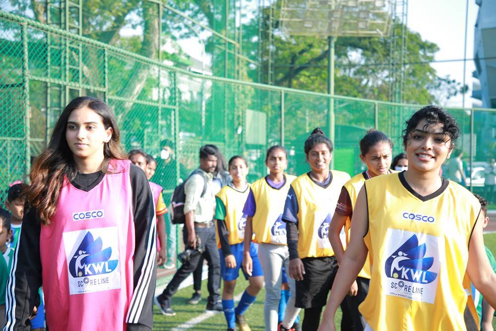 ഫുട്‌ബോളില്‍ മാളവികയുടെ ടീമിനെ എട്ടുനിലയില്‍ പൊട്ടിച്ച് റിമയുടെ ടീം; ആവേശമായി സെലിബ്രിറ്റി സൗഹൃദ മത്സരം