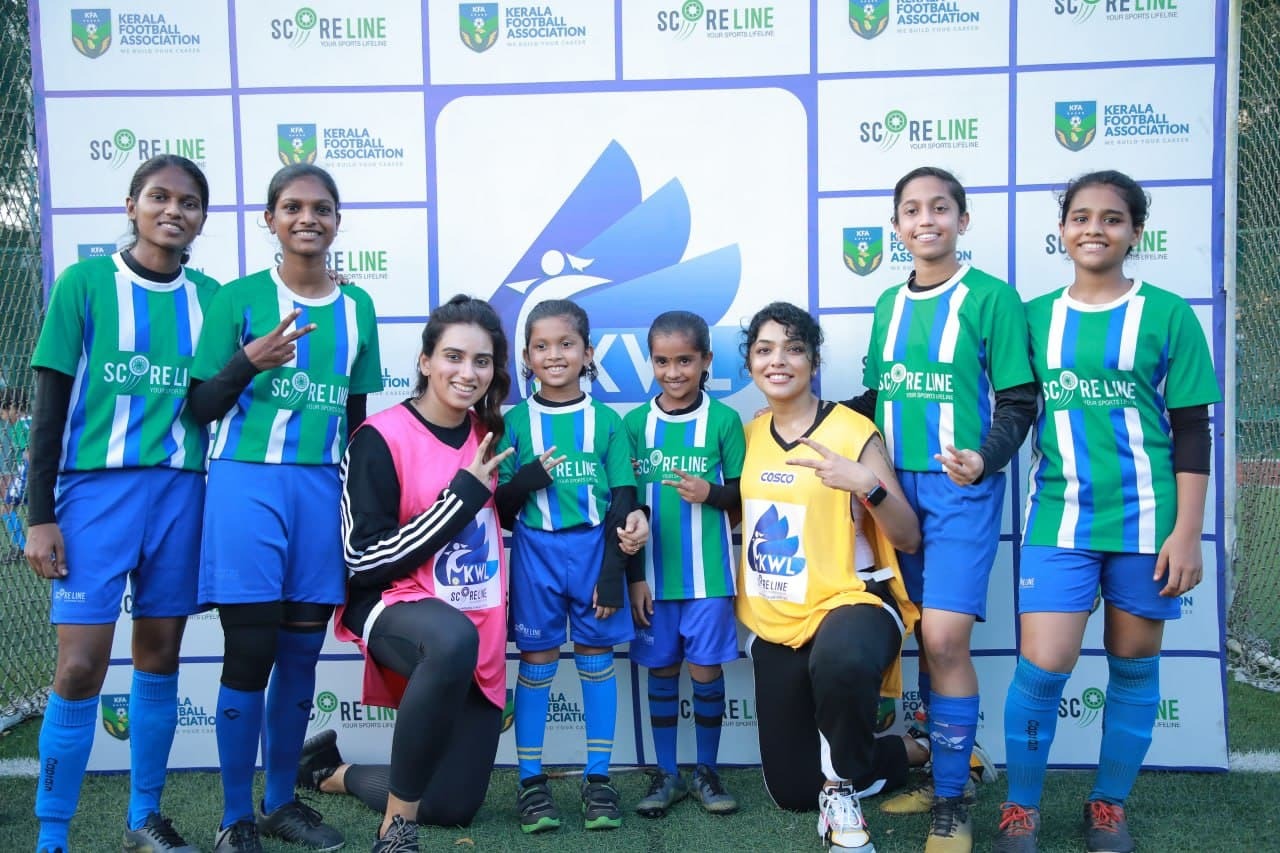 ഫുട്‌ബോളില്‍ മാളവികയുടെ ടീമിനെ എട്ടുനിലയില്‍ പൊട്ടിച്ച് റിമയുടെ ടീം; ആവേശമായി സെലിബ്രിറ്റി സൗഹൃദ മത്സരം