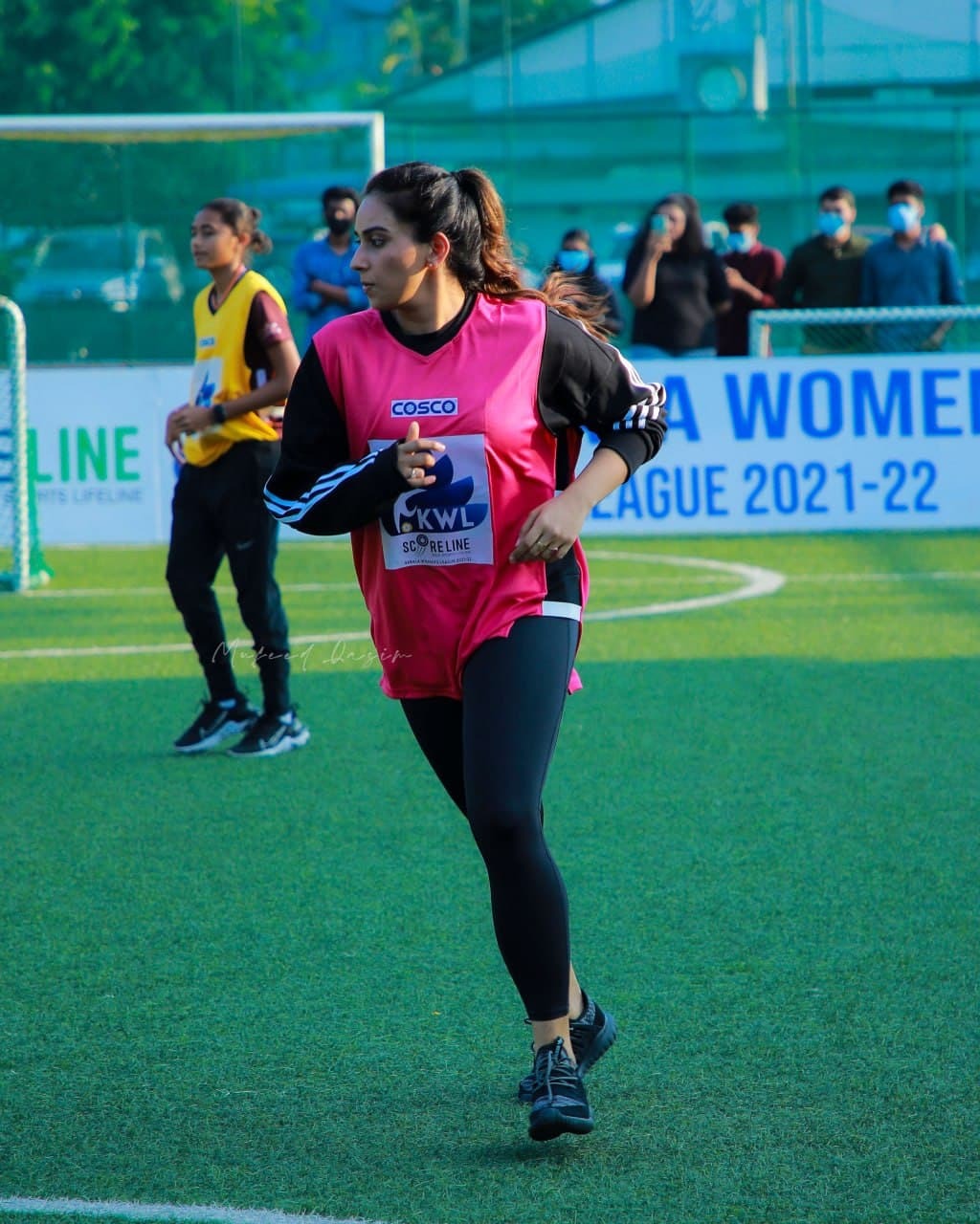 ഫുട്‌ബോളില്‍ മാളവികയുടെ ടീമിനെ എട്ടുനിലയില്‍ പൊട്ടിച്ച് റിമയുടെ ടീം; ആവേശമായി സെലിബ്രിറ്റി സൗഹൃദ മത്സരം