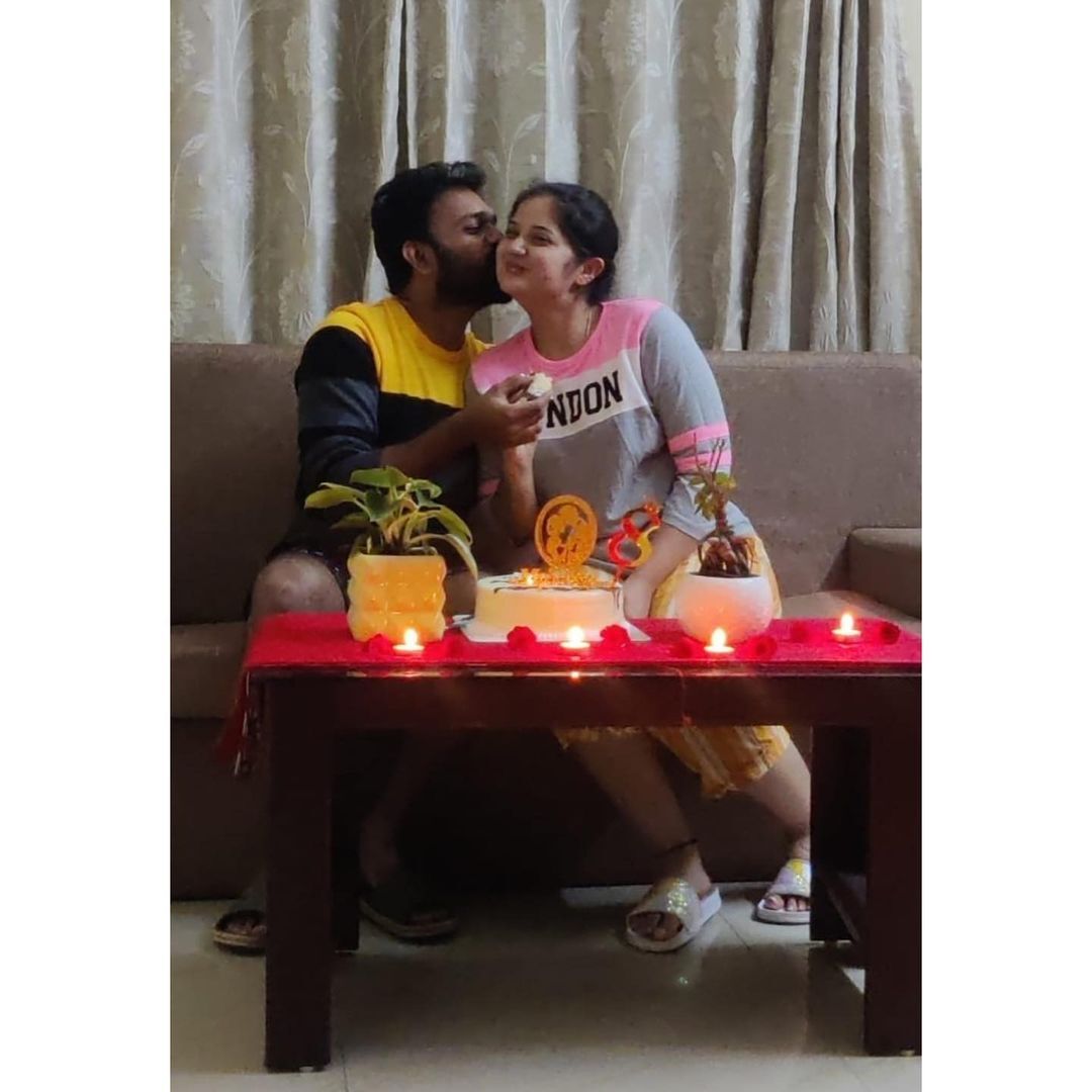 പരിധിയില്ലാതെ ചുംബിച്ച് നമുക്ക് ജീവിതം കൂടുതല്‍ സാഹസികമാക്കാം; വിവാഹ വാര്‍ഷികം ആഘോഷിച്ച് സജിനും ഷഫ്‌നയും