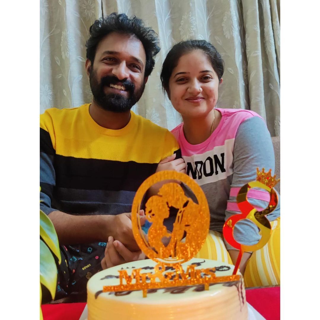 പരിധിയില്ലാതെ ചുംബിച്ച് നമുക്ക് ജീവിതം കൂടുതല്‍ സാഹസികമാക്കാം; വിവാഹ വാര്‍ഷികം ആഘോഷിച്ച് സജിനും ഷഫ്‌നയും