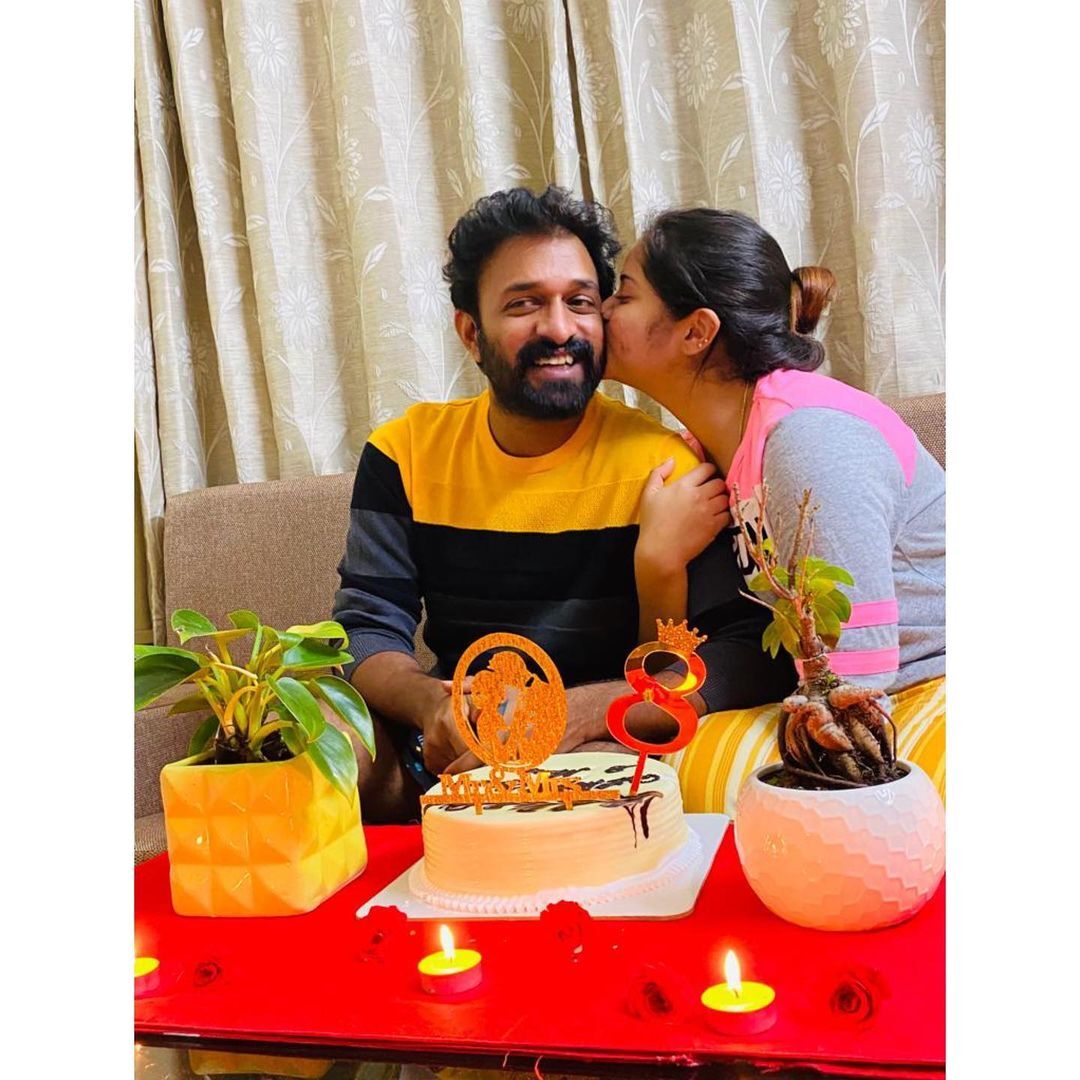 പരിധിയില്ലാതെ ചുംബിച്ച് നമുക്ക് ജീവിതം കൂടുതല്‍ സാഹസികമാക്കാം; വിവാഹ വാര്‍ഷികം ആഘോഷിച്ച് സജിനും ഷഫ്‌നയും