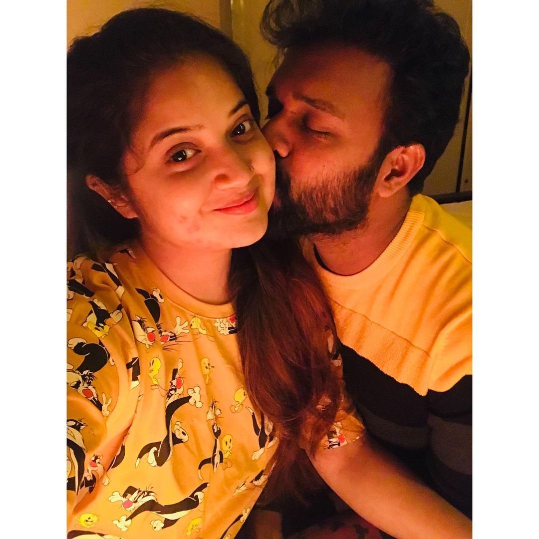 പരിധിയില്ലാതെ ചുംബിച്ച് നമുക്ക് ജീവിതം കൂടുതല്‍ സാഹസികമാക്കാം; വിവാഹ വാര്‍ഷികം ആഘോഷിച്ച് സജിനും ഷഫ്‌നയും