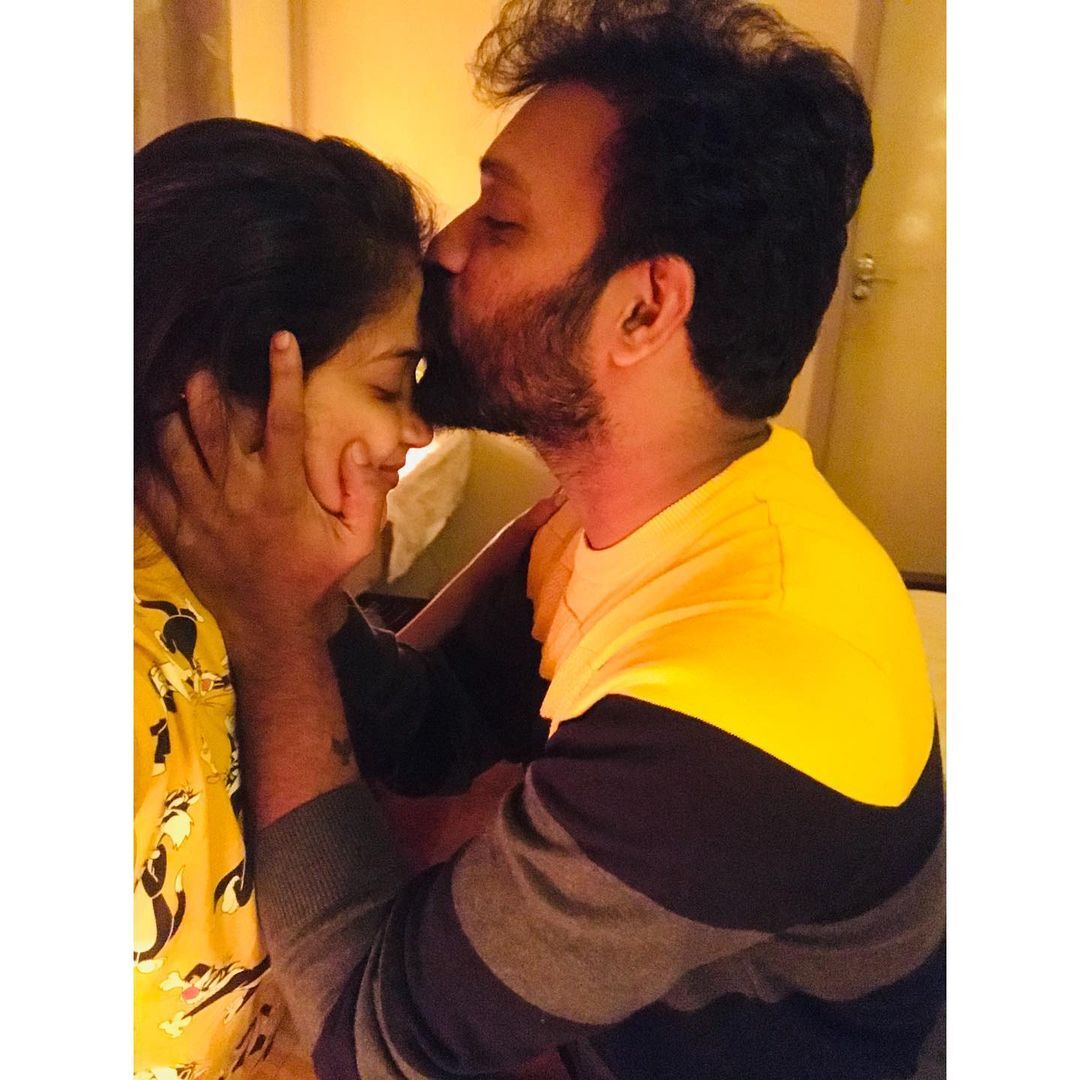 പരിധിയില്ലാതെ ചുംബിച്ച് നമുക്ക് ജീവിതം കൂടുതല്‍ സാഹസികമാക്കാം; വിവാഹ വാര്‍ഷികം ആഘോഷിച്ച് സജിനും ഷഫ്‌നയും