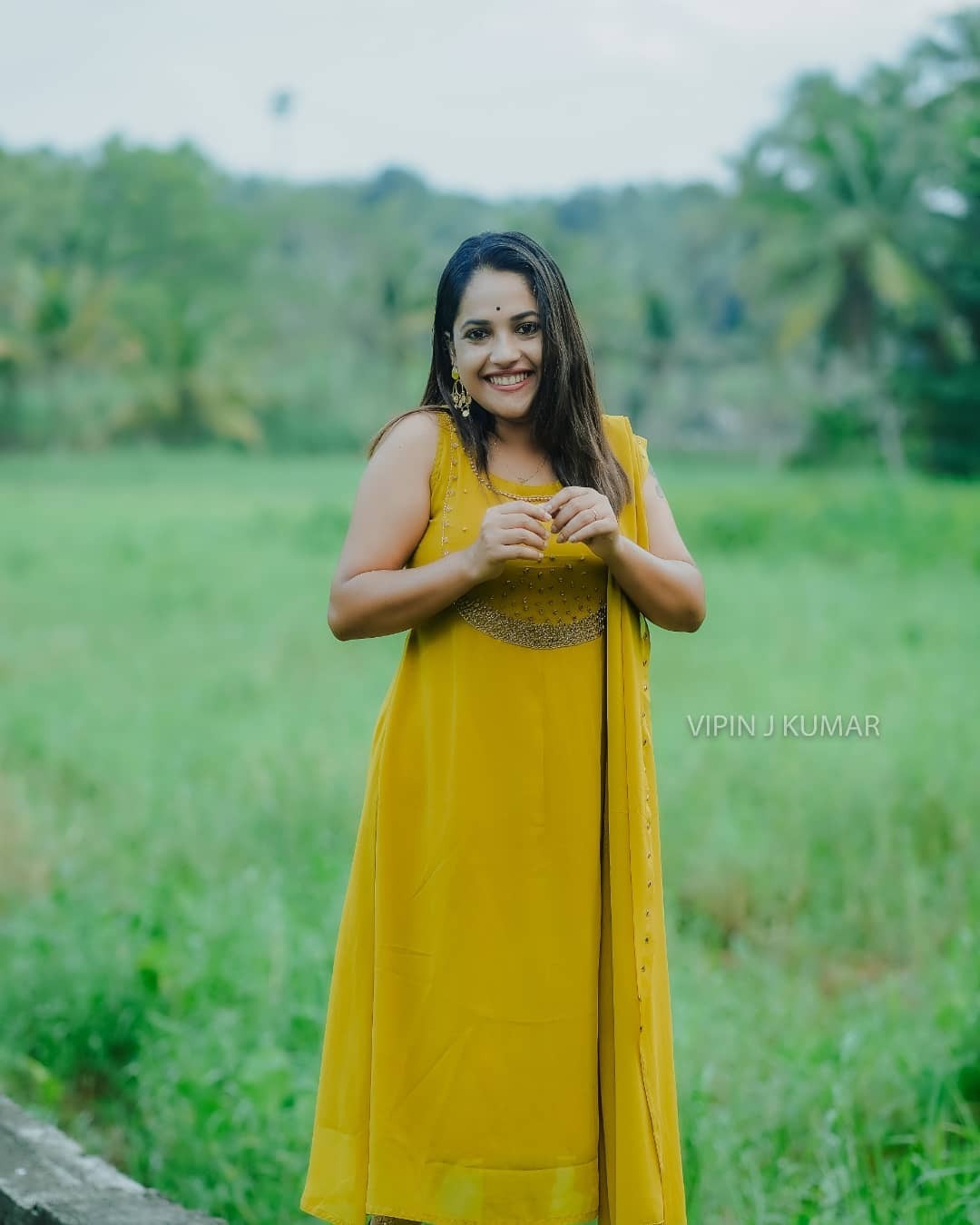 പാട വരമ്പത്തെ മഞ്ഞക്കിളി; അടിപൊളി ചിത്രങ്ങള്‍ പങ്കുവച്ച് അമൃത നായര്‍