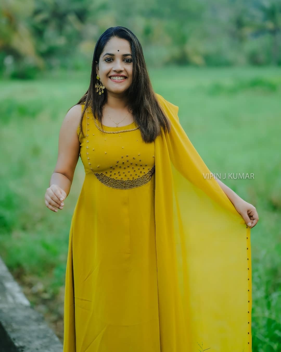 പാട വരമ്പത്തെ മഞ്ഞക്കിളി; അടിപൊളി ചിത്രങ്ങള്‍ പങ്കുവച്ച് അമൃത നായര്‍