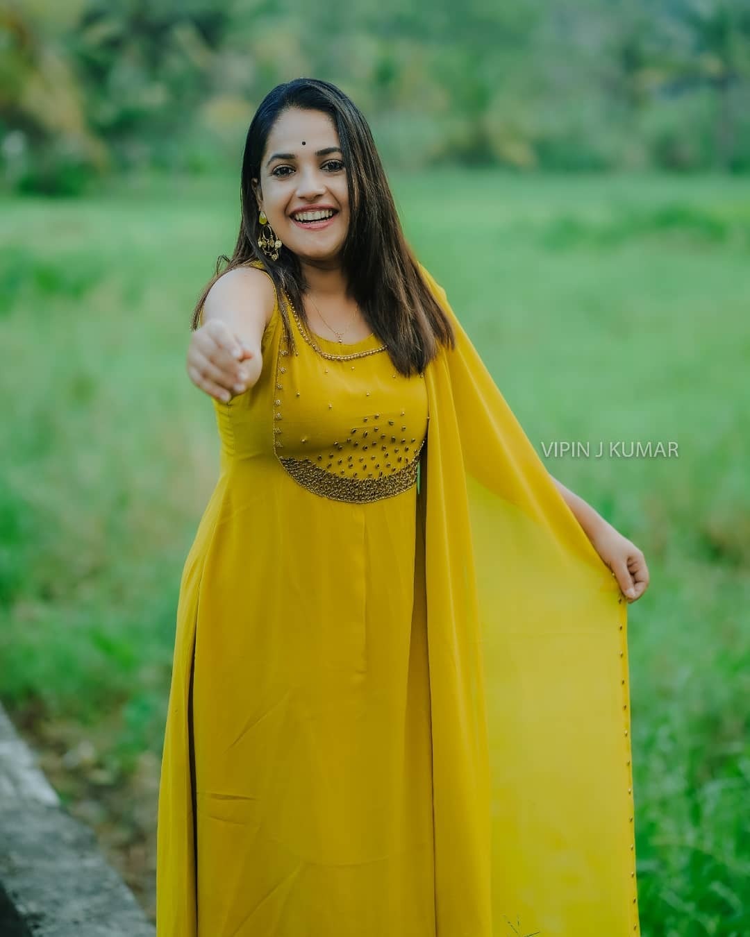 പാട വരമ്പത്തെ മഞ്ഞക്കിളി; അടിപൊളി ചിത്രങ്ങള്‍ പങ്കുവച്ച് അമൃത നായര്‍