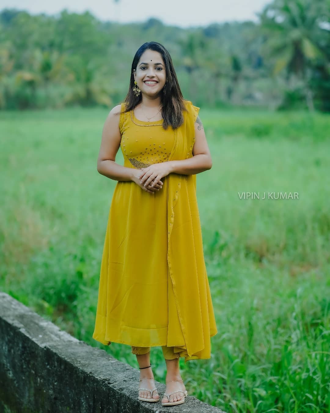 പാട വരമ്പത്തെ മഞ്ഞക്കിളി; അടിപൊളി ചിത്രങ്ങള്‍ പങ്കുവച്ച് അമൃത നായര്‍