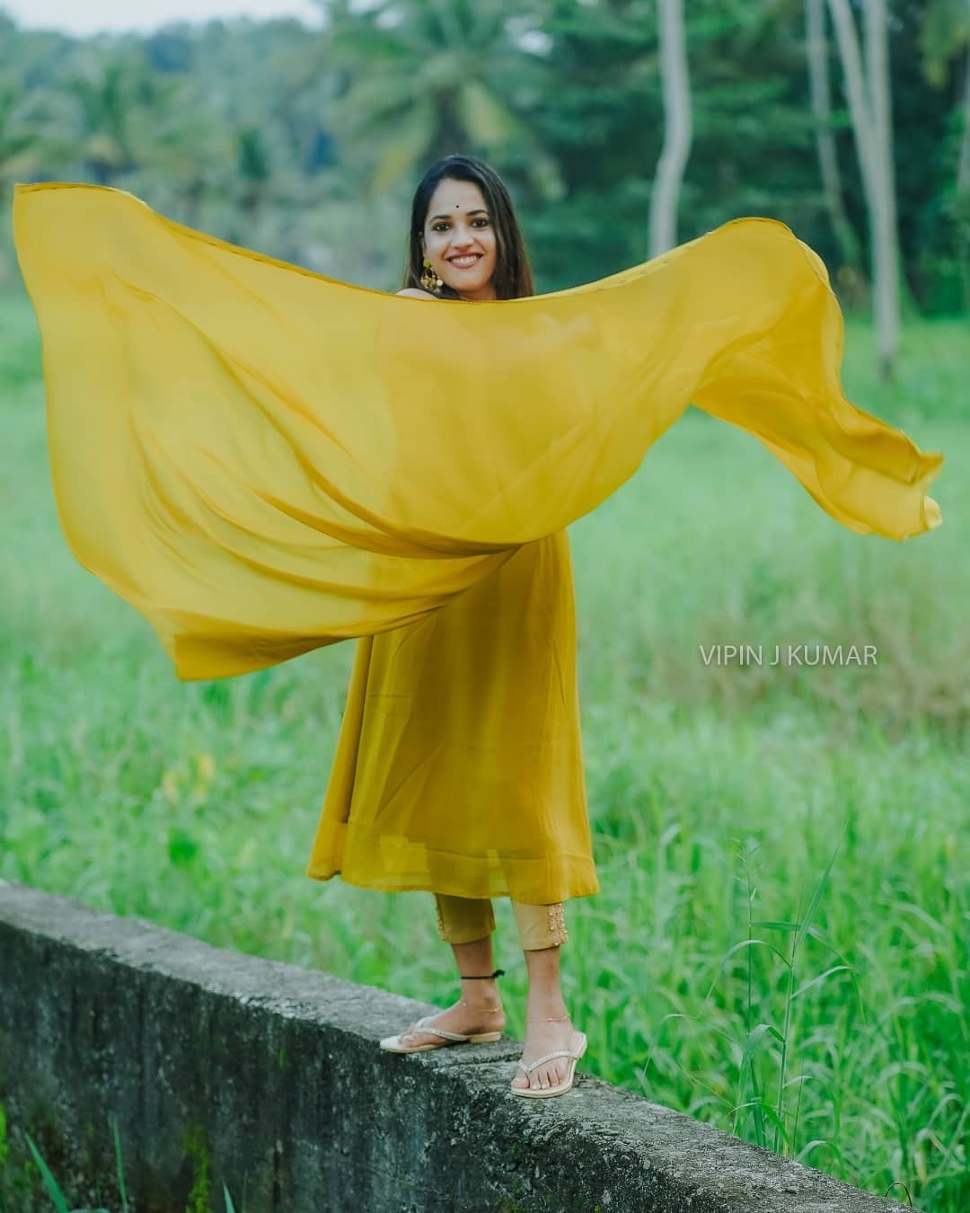 പാട വരമ്പത്തെ മഞ്ഞക്കിളി; അടിപൊളി ചിത്രങ്ങള്‍ പങ്കുവച്ച് അമൃത നായര്‍