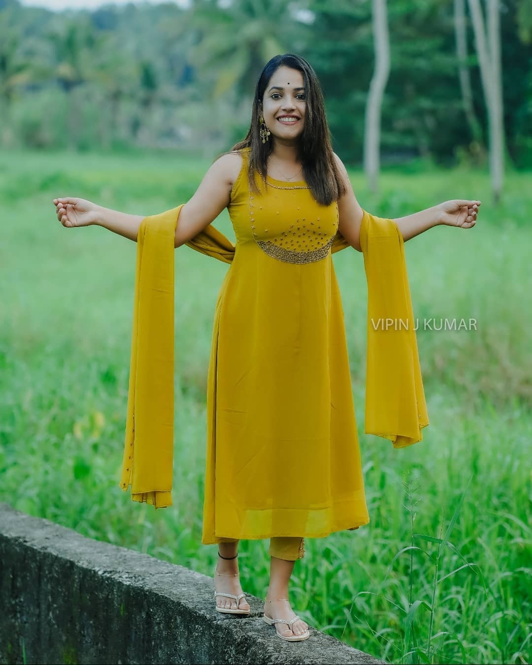 പാട വരമ്പത്തെ മഞ്ഞക്കിളി; അടിപൊളി ചിത്രങ്ങള്‍ പങ്കുവച്ച് അമൃത നായര്‍