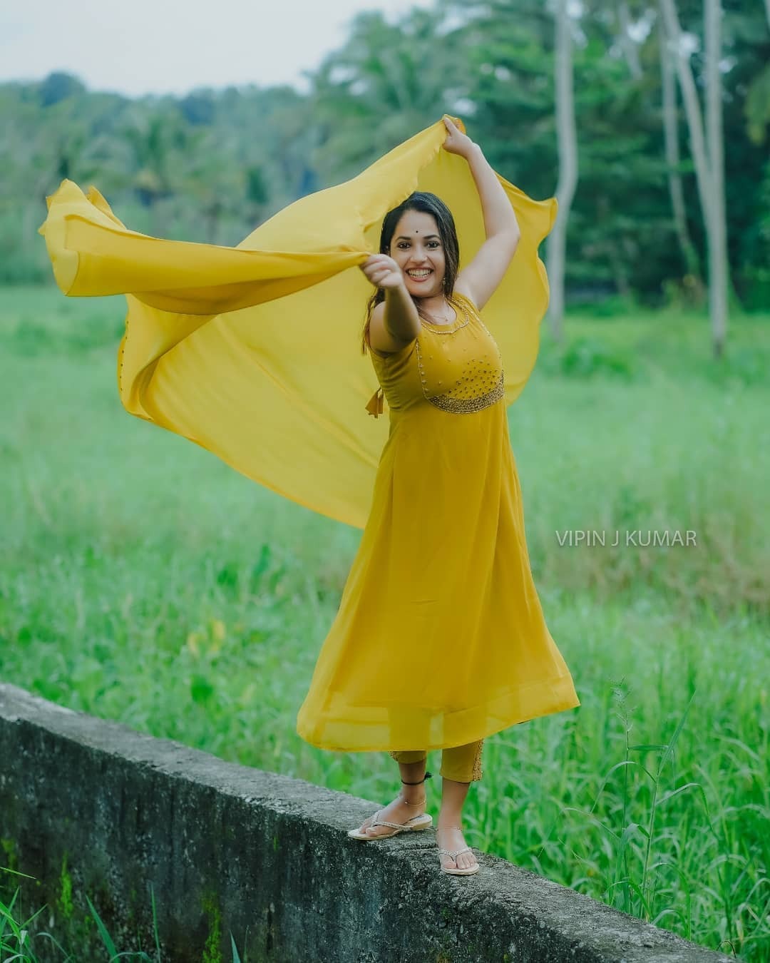 പാട വരമ്പത്തെ മഞ്ഞക്കിളി; അടിപൊളി ചിത്രങ്ങള്‍ പങ്കുവച്ച് അമൃത നായര്‍