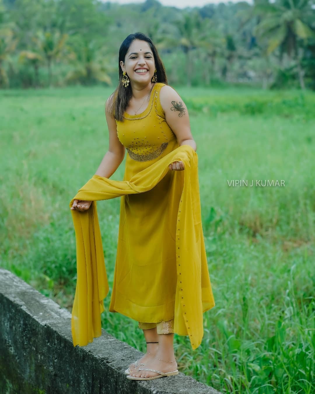 പാട വരമ്പത്തെ മഞ്ഞക്കിളി; അടിപൊളി ചിത്രങ്ങള്‍ പങ്കുവച്ച് അമൃത നായര്‍