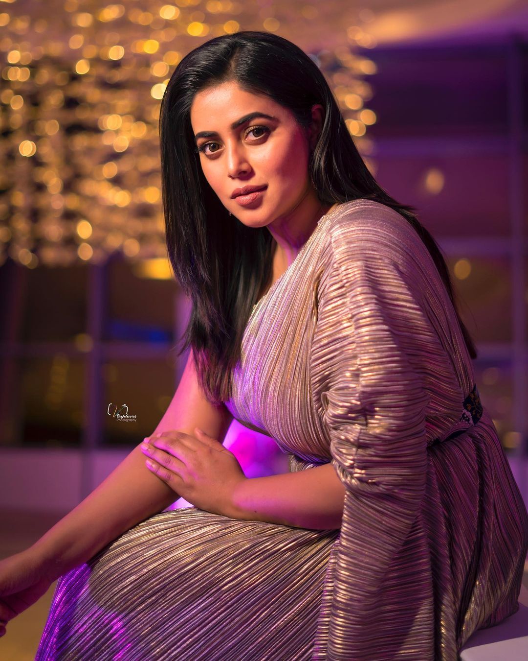 ചുവപ്പഴകില്‍ മിന്നിത്തിളങ്ങി ഷംന കാസിം; എന്തൊരു ഭംഗിയാണെന്ന് ആരാധകര്‍