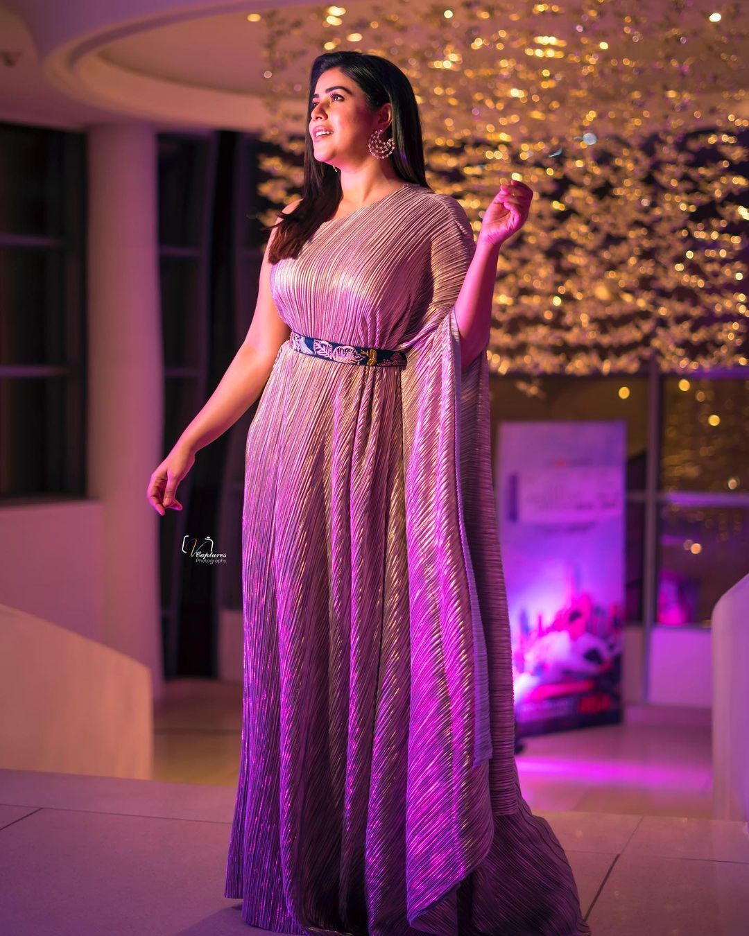 ചുവപ്പഴകില്‍ മിന്നിത്തിളങ്ങി ഷംന കാസിം; എന്തൊരു ഭംഗിയാണെന്ന് ആരാധകര്‍