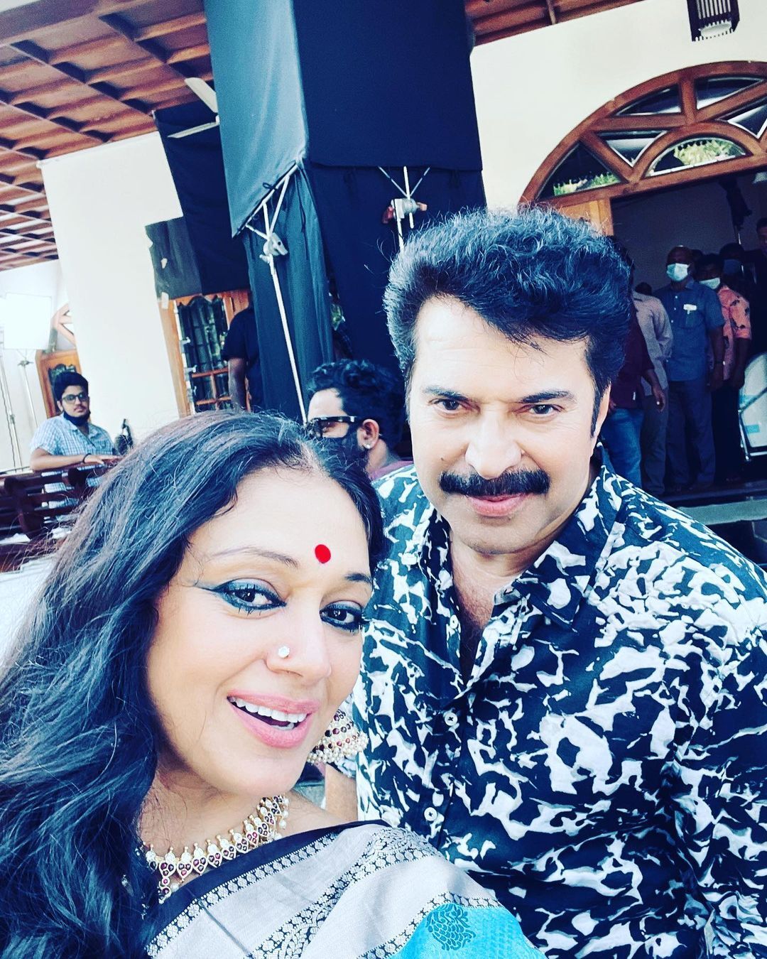 എന്തിന് വേറൊരു സൂര്യോദയം.. മമ്മൂട്ടിയെ കാണാനെത്തി ശോഭന, സെൽഫി വൈറൽ