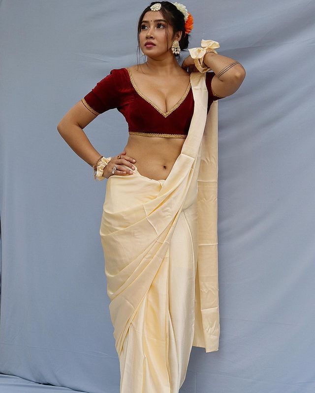 Sofia హాట్ క్లీవేజ్ షో.. చీరను పక్కకు జరిపి మరీ..(ఫోటోలు)