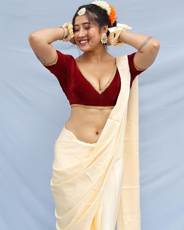 Sofia హాట్ క్లీవేజ్ షో.. చీరను పక్కకు జరిపి మరీ..(ఫోటోలు)