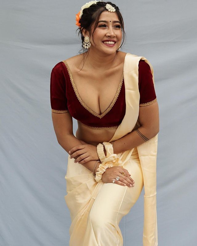 Sofia హాట్ క్లీవేజ్ షో.. చీరను పక్కకు జరిపి మరీ..(ఫోటోలు)