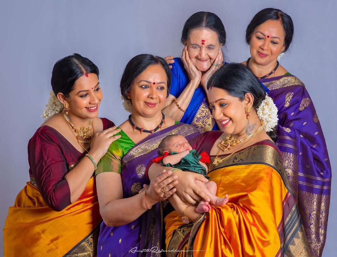 ഒറ്റ ഫ്രയിമില്‍ നാല് തലമുറ; ഒരുമിച്ച് കണ്ടതില്‍ വലിയ സ്‌ന്തോഷമുണ്ടെന്ന് ആരാധകര്‍, വൈറല്‍ ചിത്രങ്ങള്‍