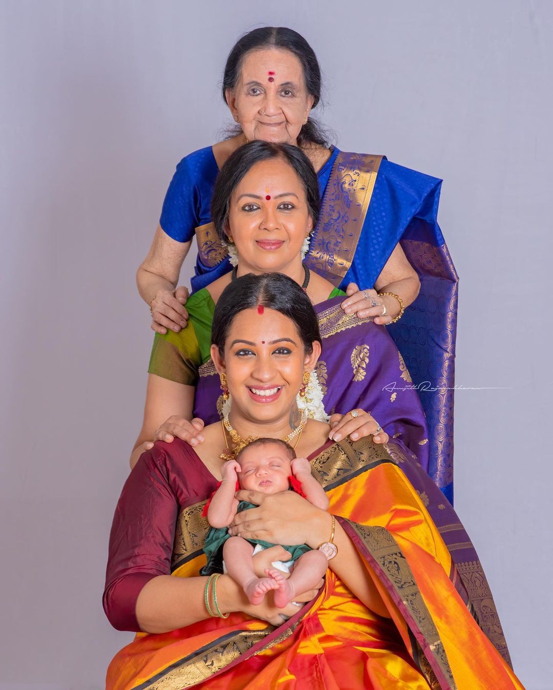 ഒറ്റ ഫ്രയിമില്‍ നാല് തലമുറ; ഒരുമിച്ച് കണ്ടതില്‍ വലിയ സ്‌ന്തോഷമുണ്ടെന്ന് ആരാധകര്‍, വൈറല്‍ ചിത്രങ്ങള്‍