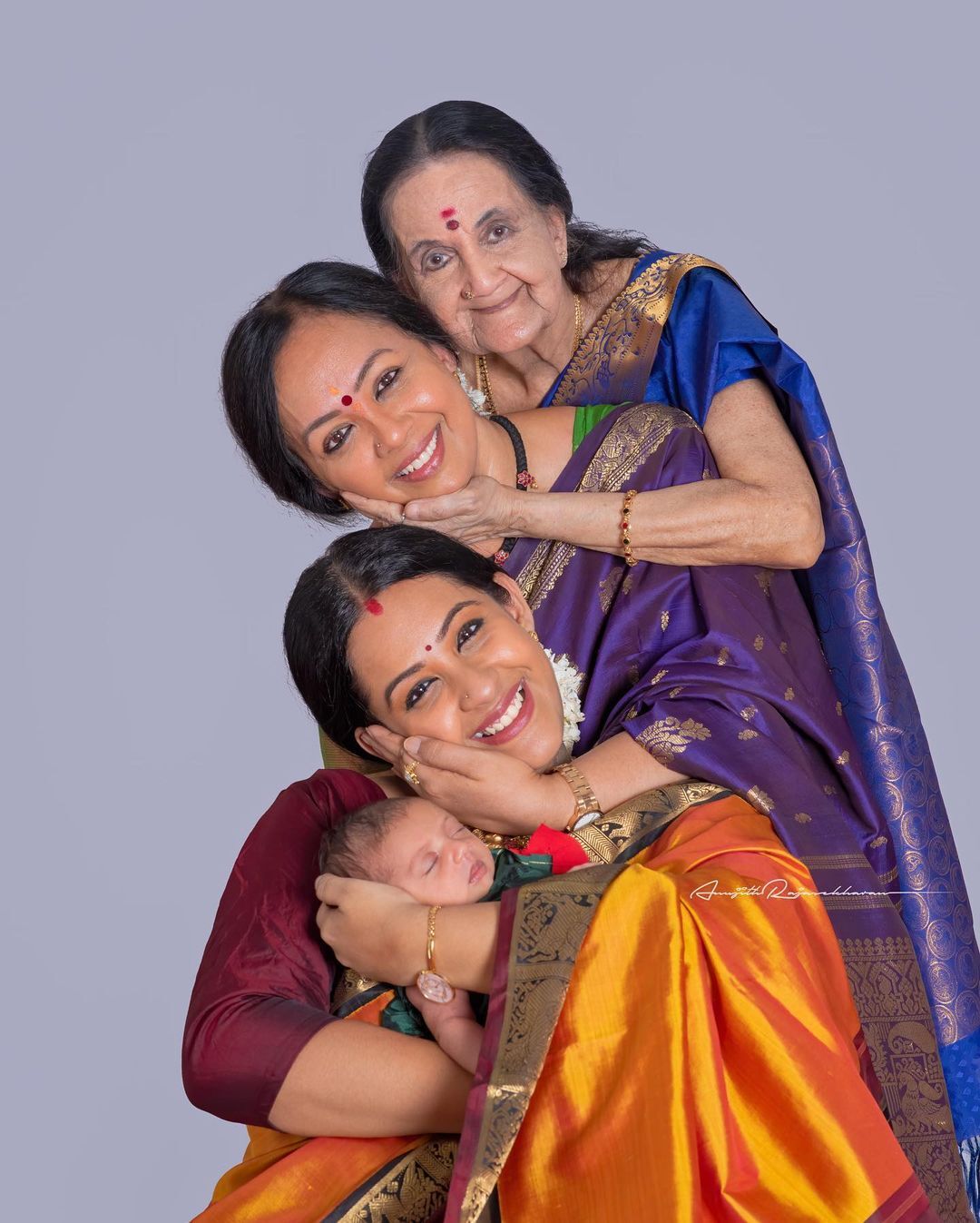 ഒറ്റ ഫ്രയിമില്‍ നാല് തലമുറ; ഒരുമിച്ച് കണ്ടതില്‍ വലിയ സ്‌ന്തോഷമുണ്ടെന്ന് ആരാധകര്‍, വൈറല്‍ ചിത്രങ്ങള്‍