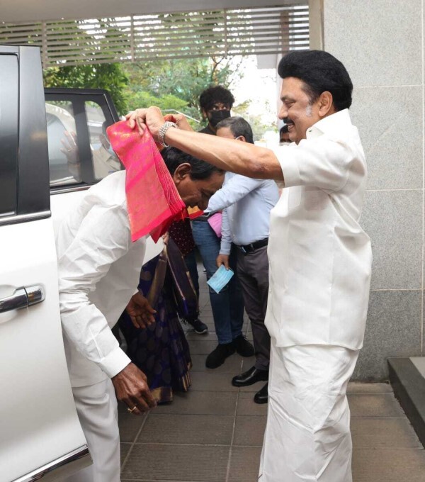 Telangana CM KCR meets Tamil Nadu CM MK Stalin at his residence in ...
