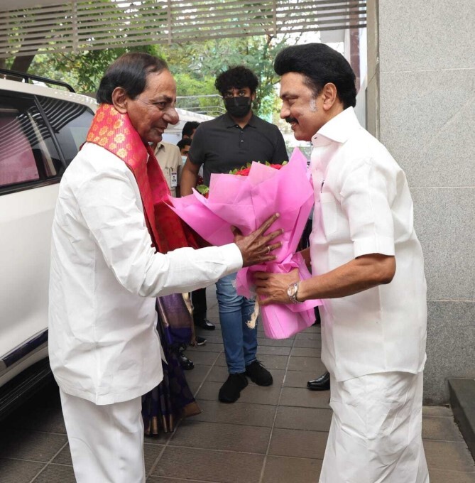 Telangana CM KCR meets Tamil Nadu CM MK Stalin at his residence in ...