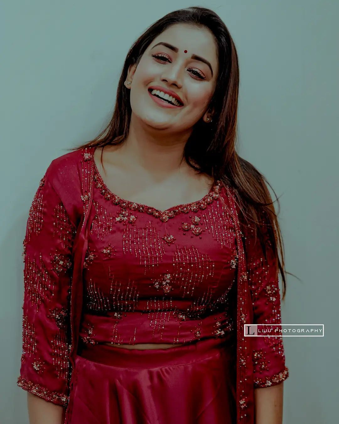 ചിരിച്ചങ്ങ് ആളെ മയക്കും അനുമോൾ...  ചുമപ്പിൽ സുന്ദരിയായിയെത്തിയ താരത്തിന്റെ ചിത്രങ്ങൾ വൈറൽ 