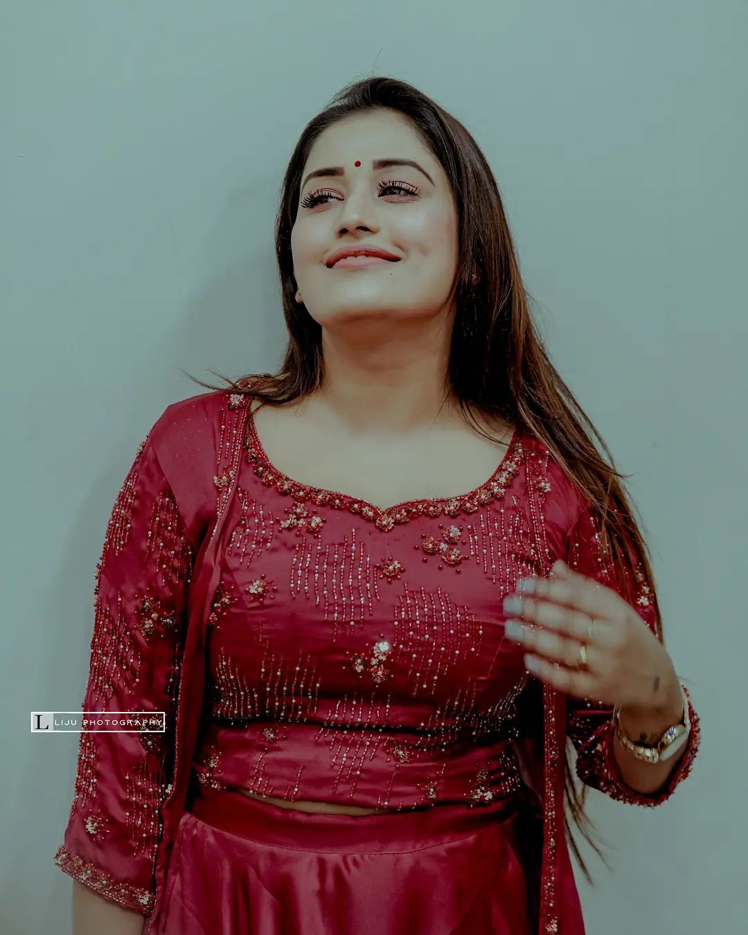ചിരിച്ചങ്ങ് ആളെ മയക്കും അനുമോൾ...  ചുമപ്പിൽ സുന്ദരിയായിയെത്തിയ താരത്തിന്റെ ചിത്രങ്ങൾ വൈറൽ 