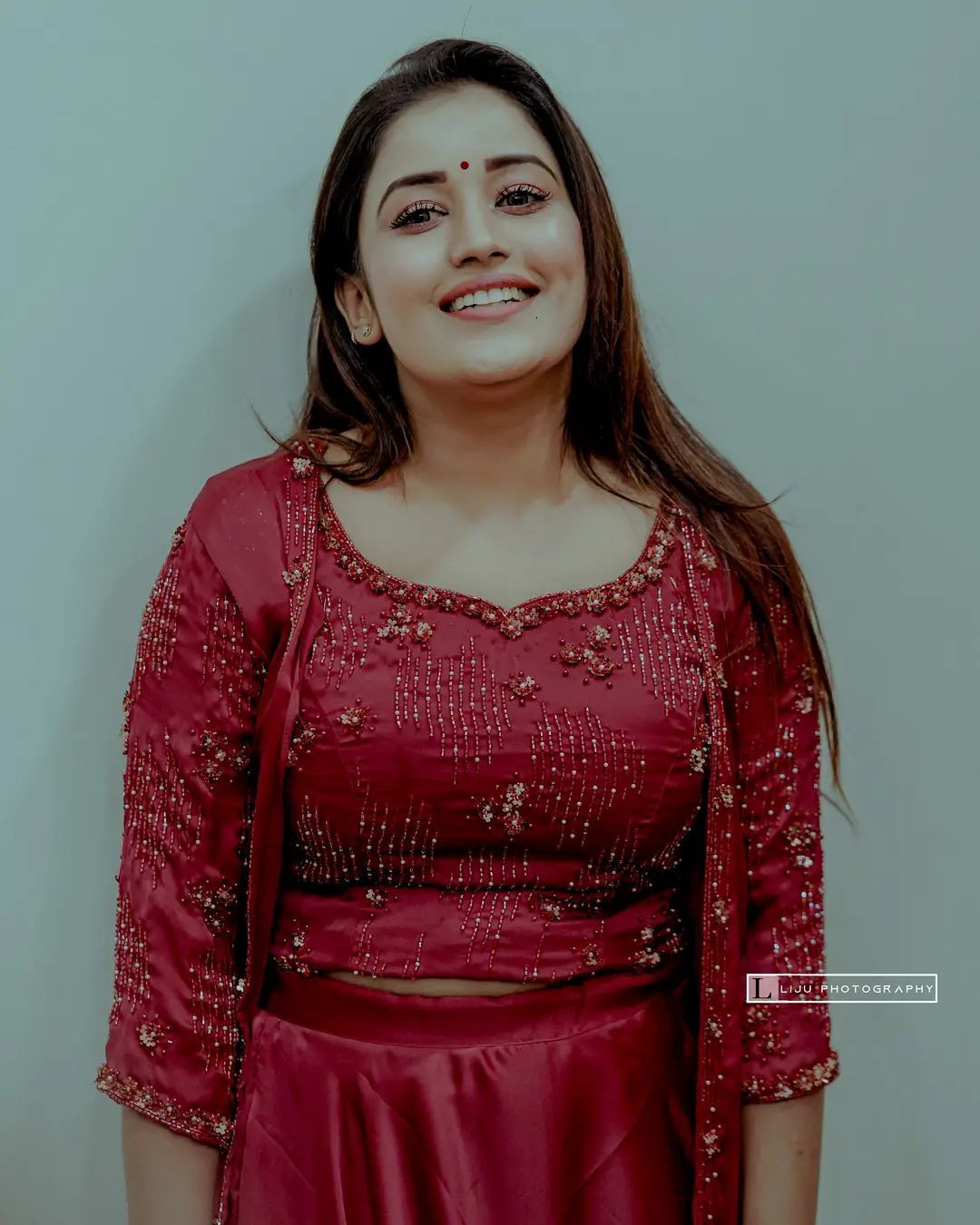 ചിരിച്ചങ്ങ് ആളെ മയക്കും അനുമോൾ...  ചുമപ്പിൽ സുന്ദരിയായിയെത്തിയ താരത്തിന്റെ ചിത്രങ്ങൾ വൈറൽ 