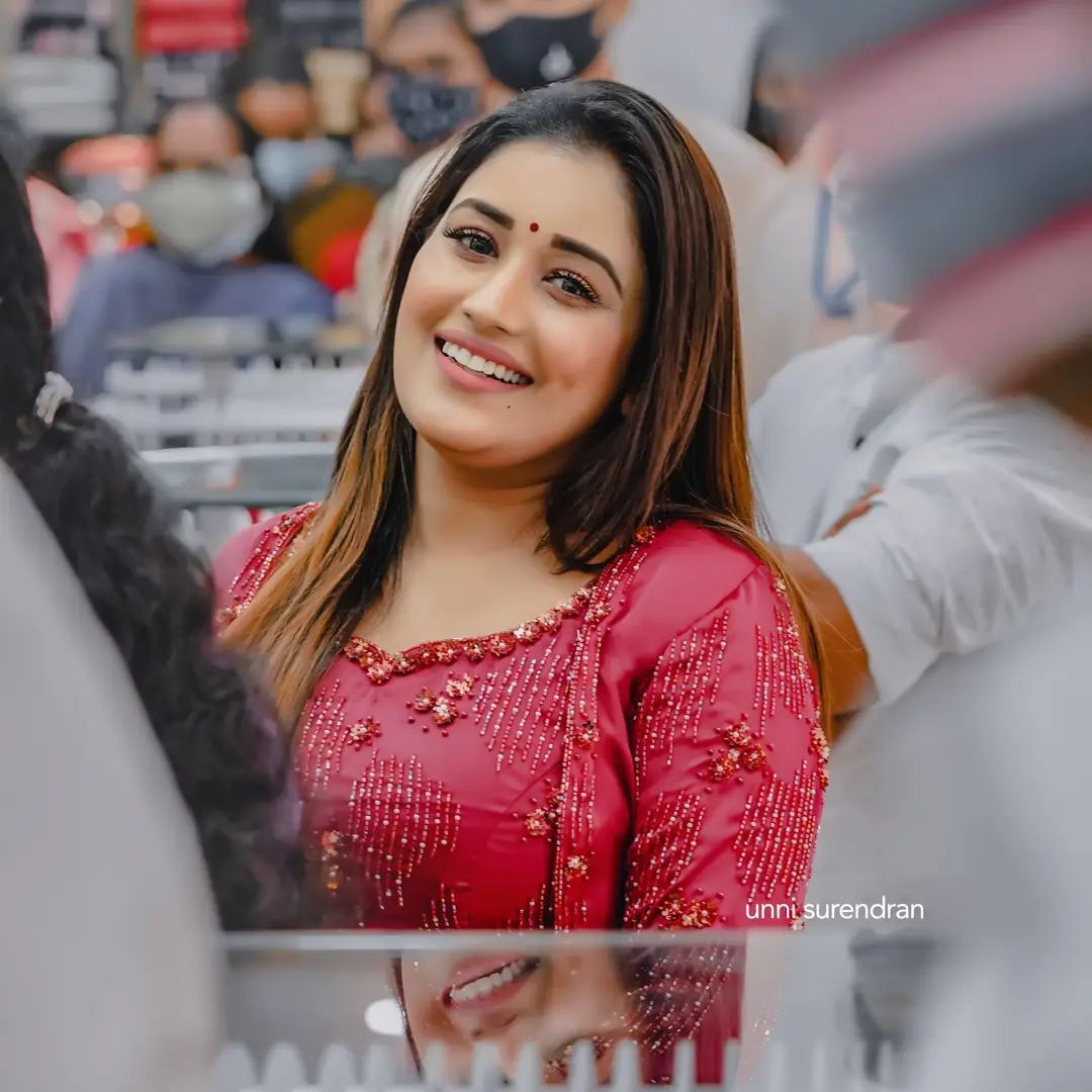 ചിരിച്ചങ്ങ് ആളെ മയക്കും അനുമോൾ...  ചുമപ്പിൽ സുന്ദരിയായിയെത്തിയ താരത്തിന്റെ ചിത്രങ്ങൾ വൈറൽ 