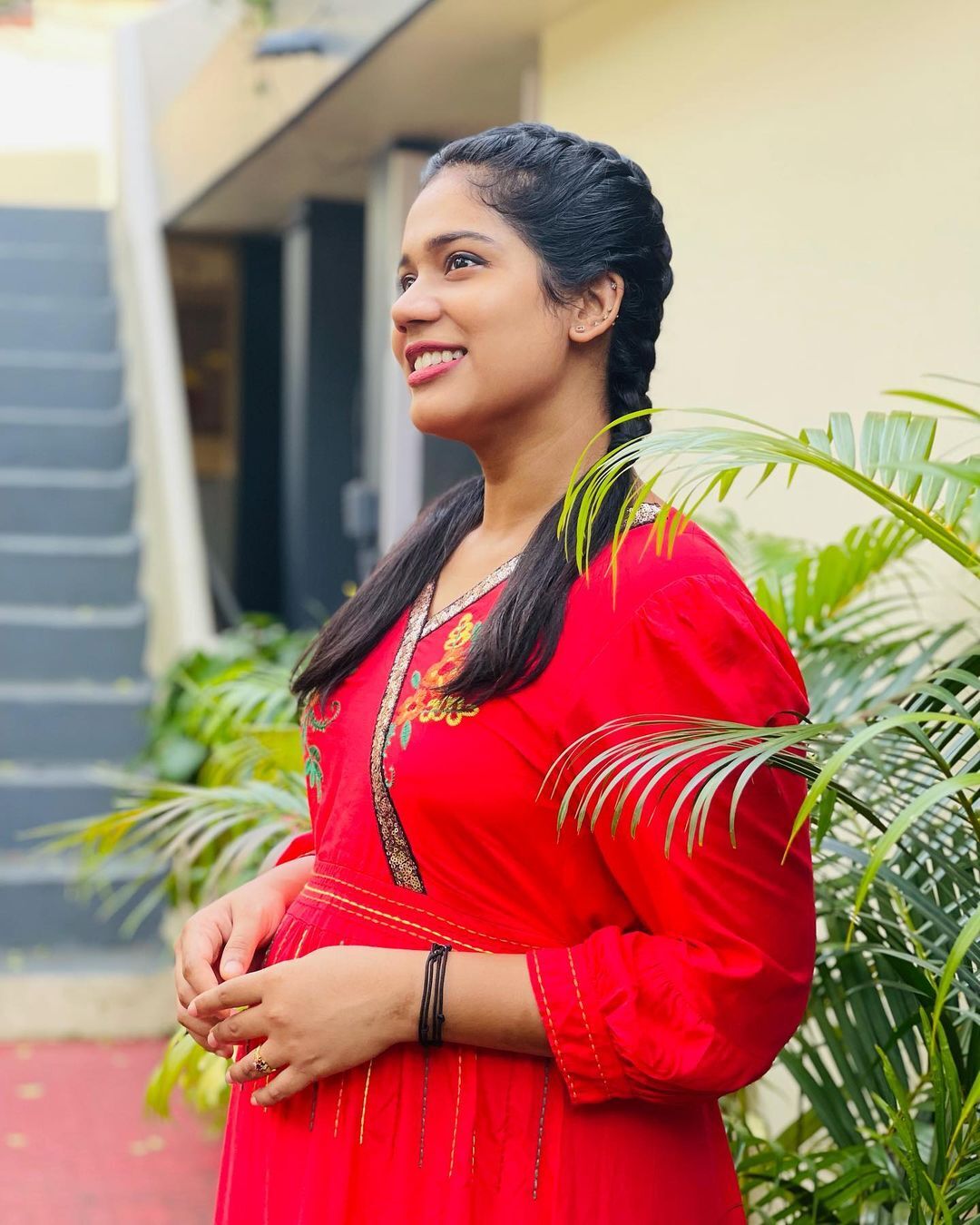 ചുവപ്പഴകില്‍ അതീവ സുന്ദരിയായി ആതിര മാധവ്; ഫോട്ടോഷൂട്ട് സോഷ്യല്‍ മീഡിയയില്‍ വൈറല്‍