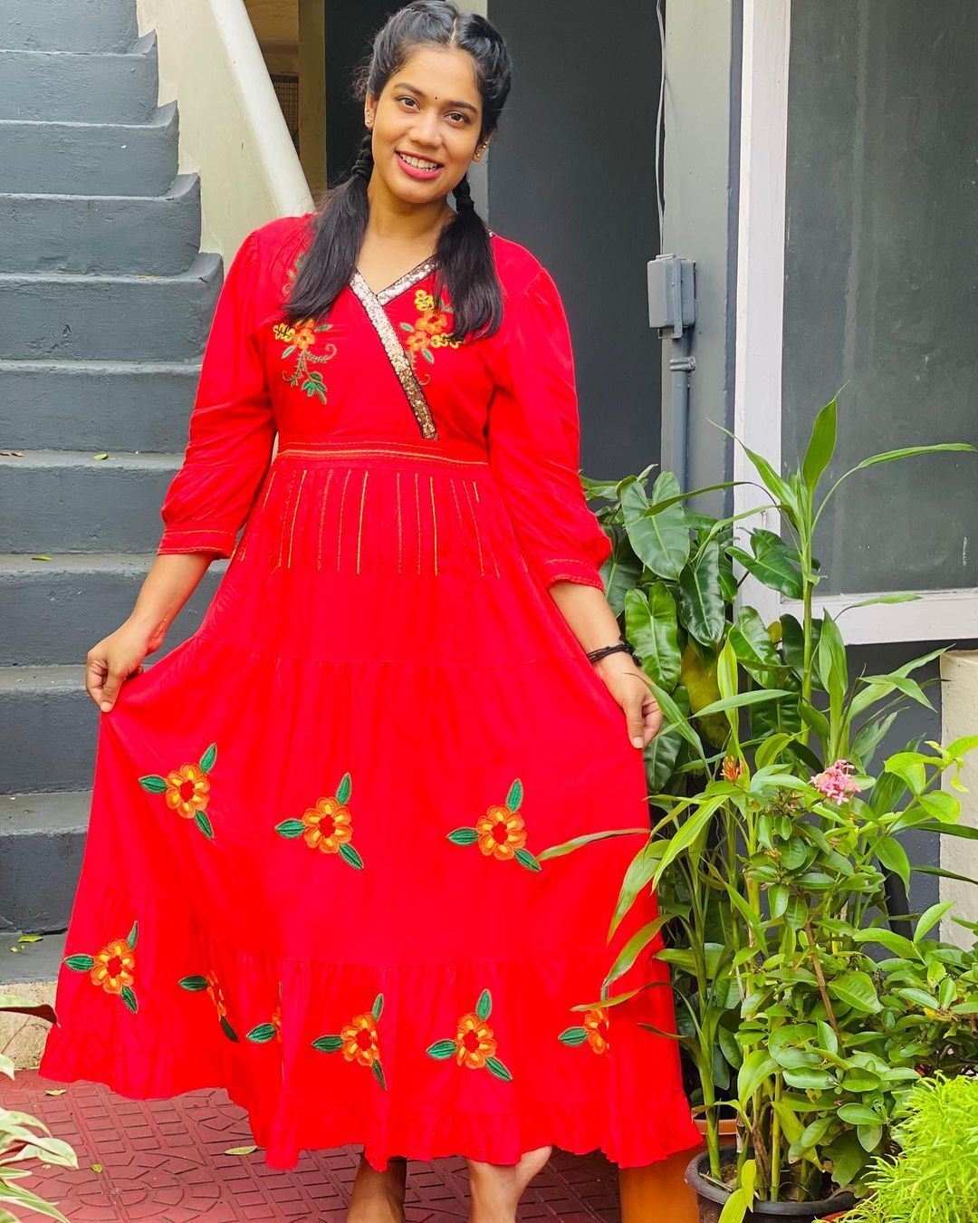 ചുവപ്പഴകില്‍ അതീവ സുന്ദരിയായി ആതിര മാധവ്; ഫോട്ടോഷൂട്ട് സോഷ്യല്‍ മീഡിയയില്‍ വൈറല്‍