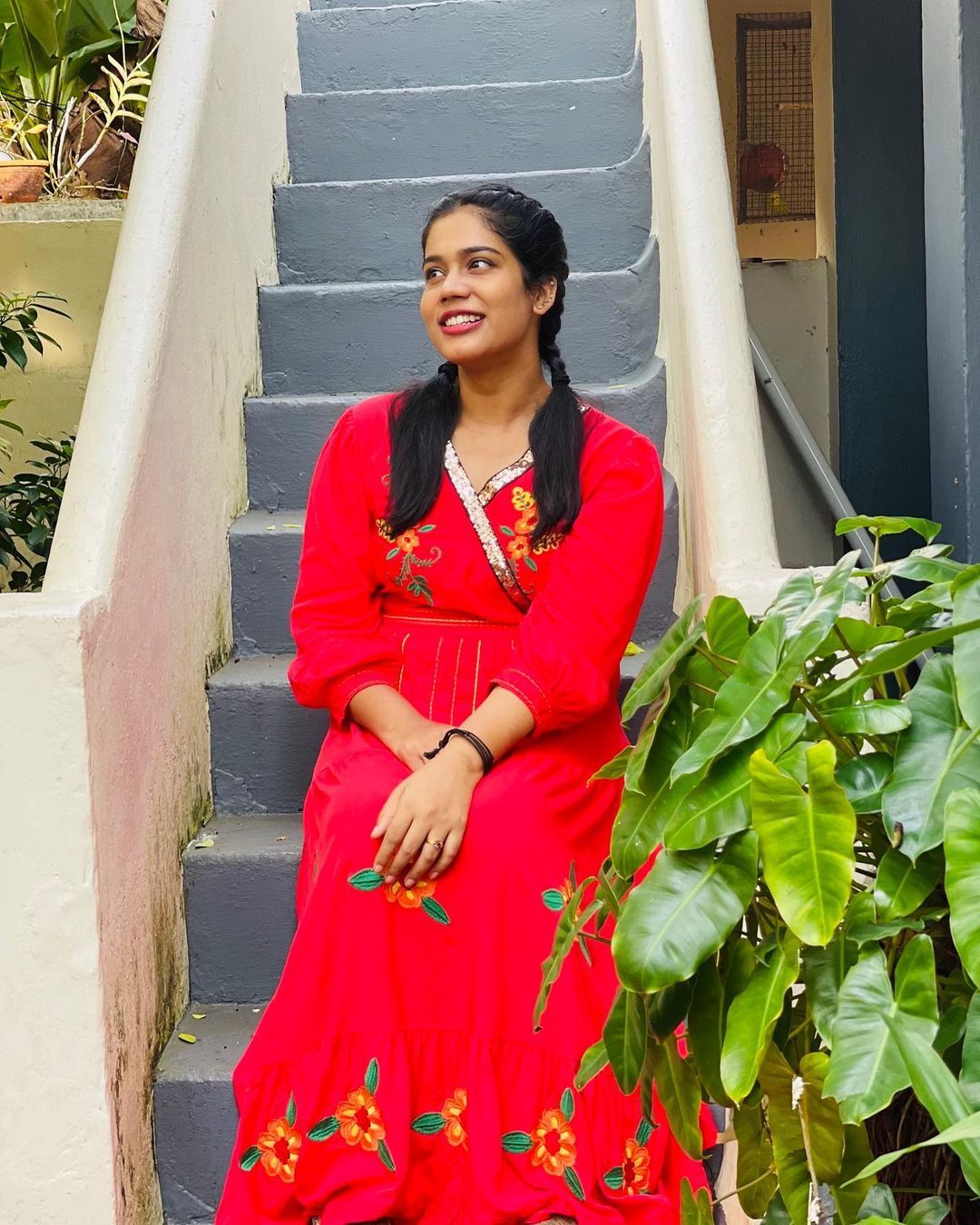 ചുവപ്പഴകില്‍ അതീവ സുന്ദരിയായി ആതിര മാധവ്; ഫോട്ടോഷൂട്ട് സോഷ്യല്‍ മീഡിയയില്‍ വൈറല്‍