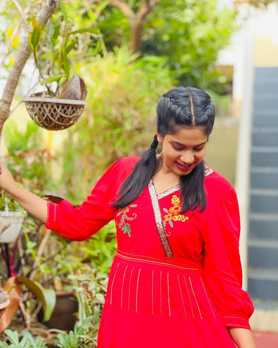 ചുവപ്പഴകില്‍ അതീവ സുന്ദരിയായി ആതിര മാധവ്; ഫോട്ടോഷൂട്ട് സോഷ്യല്‍ മീഡിയയില്‍ വൈറല്‍