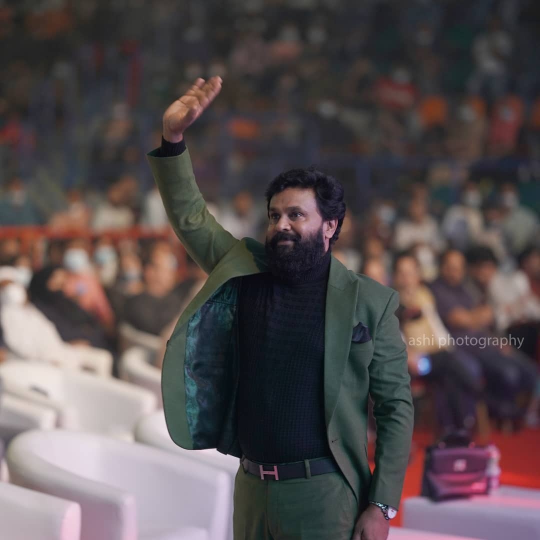 കേശുവേട്ടനേയും കുടുംബത്തേയും കാണാന്‍ കാവ്യാ മാധവനുമെത്തി: ചിരിപൂരം