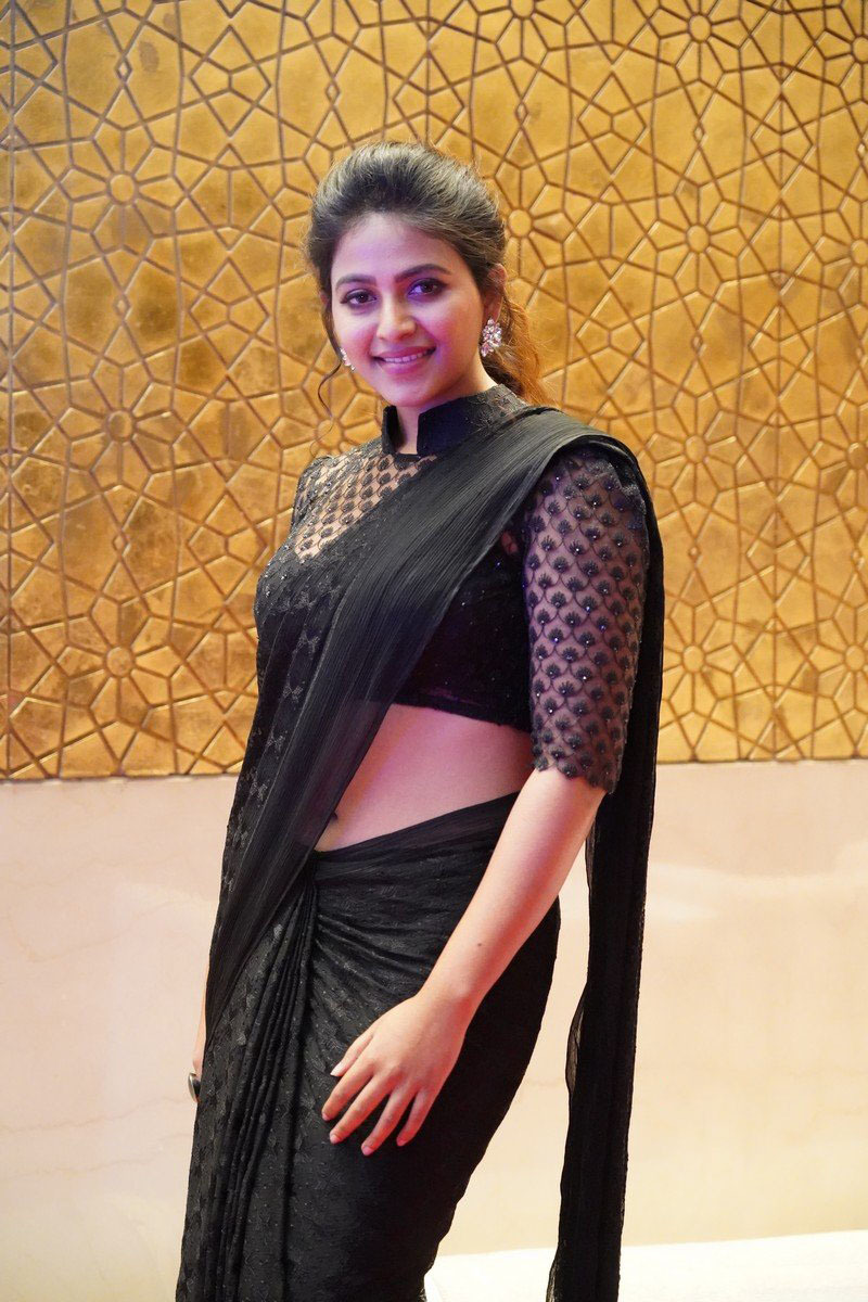 ఝాన్సీ వెబ్ సిరీస్: అంజలిని ఇంత హాట్‌గా ఎప్పుడూ చూసుండరు (ఫొటోలు)