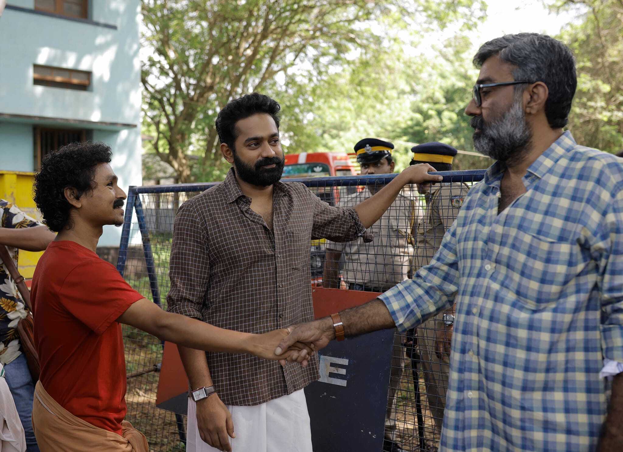 നടന്‍ വിജിലേഷിന്റെ കുടുംബത്തിലേക്ക് പുതിയ അതിഥി; അച്ഛനായ സന്തോഷം പങ്കിട്ട് താരം