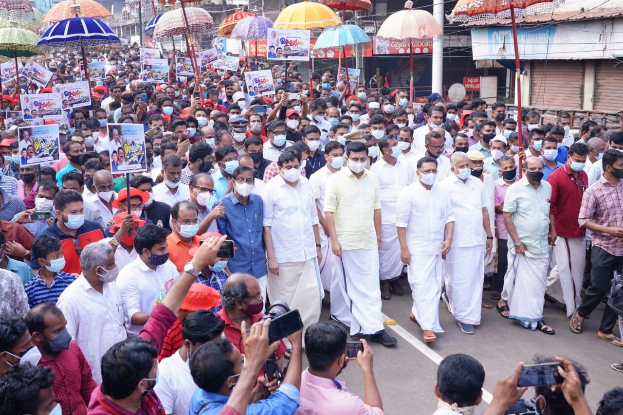 ഉല്‍സവ ലഹരിയില്‍ എടപ്പാള്‍; ഇനി യാത്ര മുകളിലൂടെ... ആവേശം വിതറി നേതാക്കള്‍- ചിത്രങ്ങള്‍ കാണാം