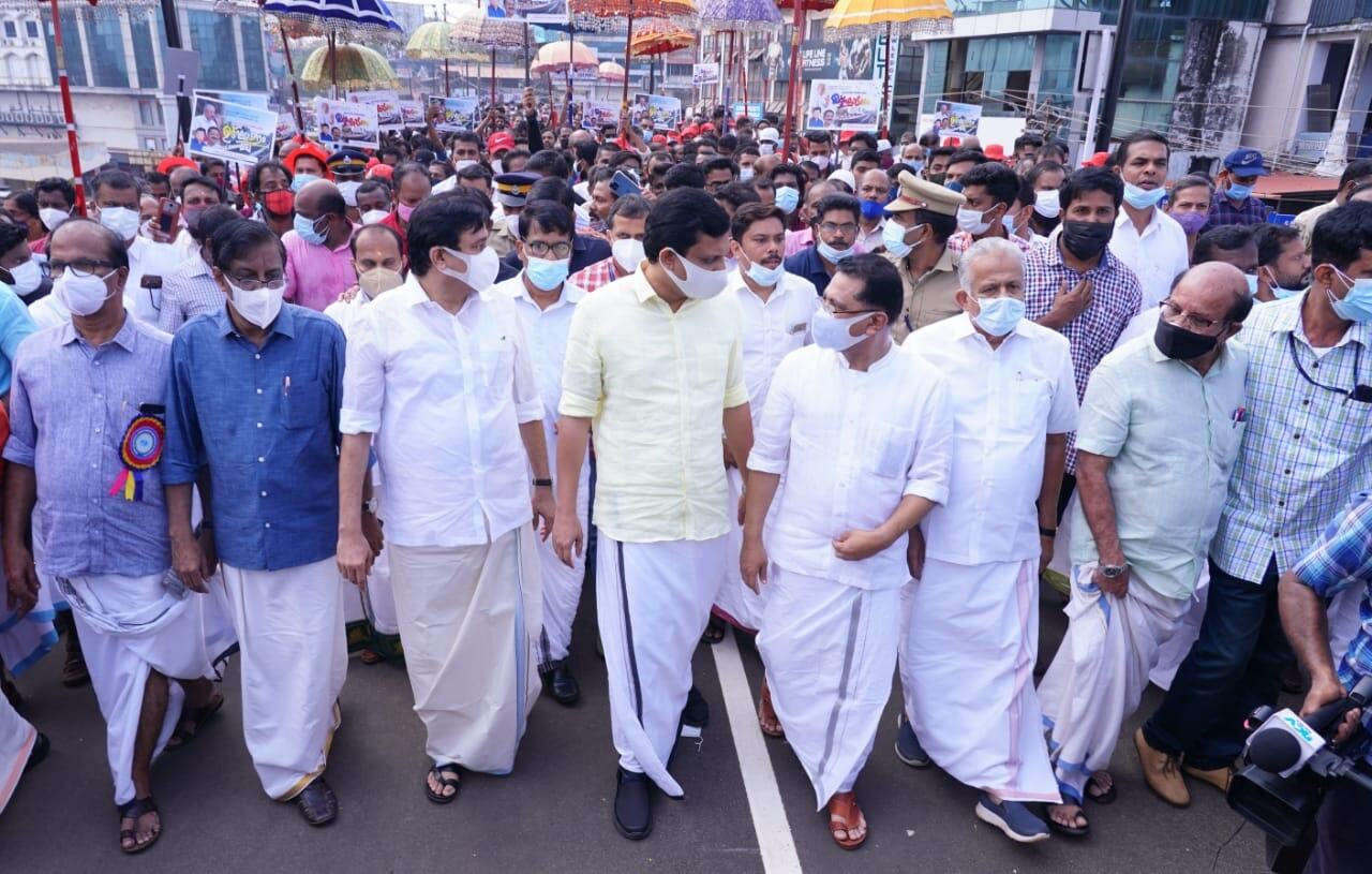 ഉല്‍സവ ലഹരിയില്‍ എടപ്പാള്‍; ഇനി യാത്ര മുകളിലൂടെ... ആവേശം വിതറി നേതാക്കള്‍- ചിത്രങ്ങള്‍ കാണാം