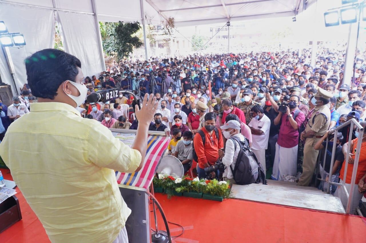 ഉല്‍സവ ലഹരിയില്‍ എടപ്പാള്‍; ഇനി യാത്ര മുകളിലൂടെ... ആവേശം വിതറി നേതാക്കള്‍- ചിത്രങ്ങള്‍ കാണാം