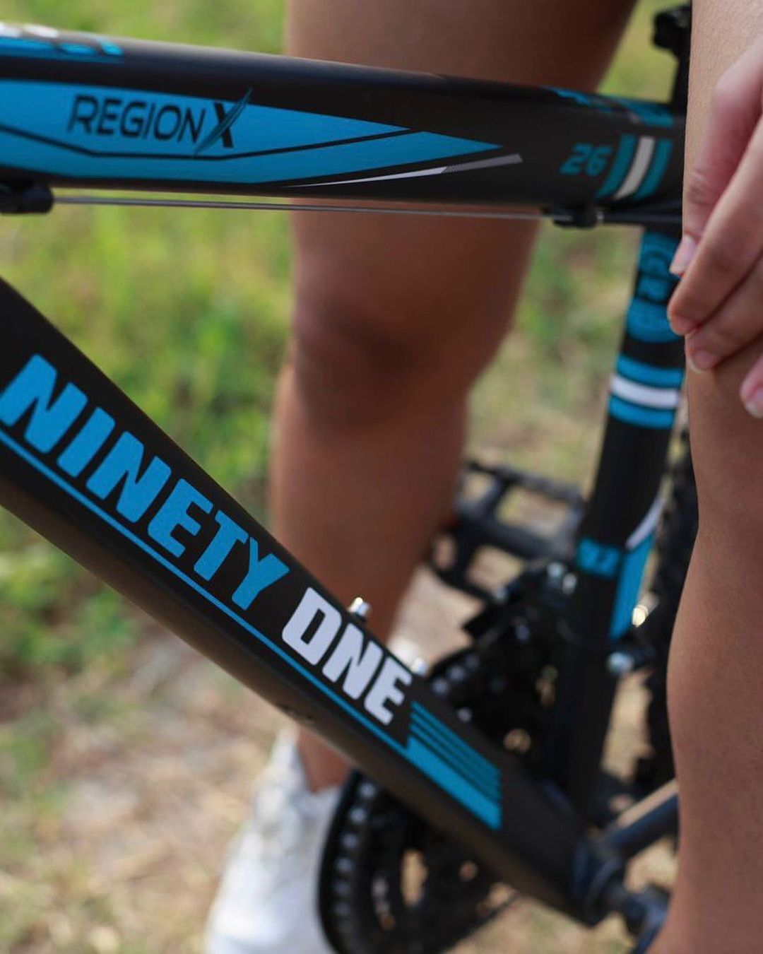 ഡെനീം ഷോർട്സും അണിഞ്ഞ് പുതിയ സൈക്കിളിലേറി എസ്തർ അനില്‍: വൈറലായി ചിത്രങ്ങള്‍