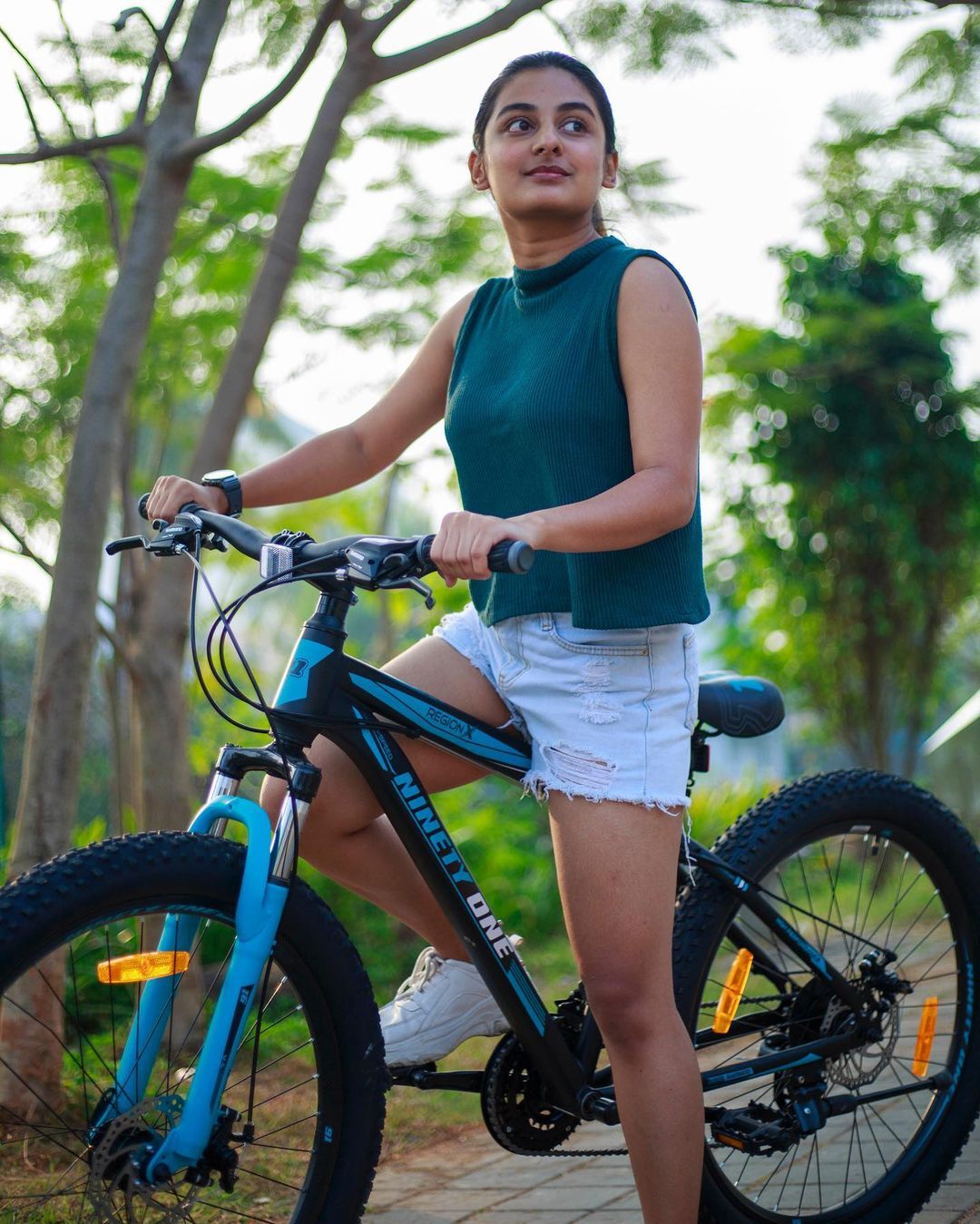 ഡെനീം ഷോർട്സും അണിഞ്ഞ് പുതിയ സൈക്കിളിലേറി എസ്തർ അനില്‍: വൈറലായി ചിത്രങ്ങള്‍