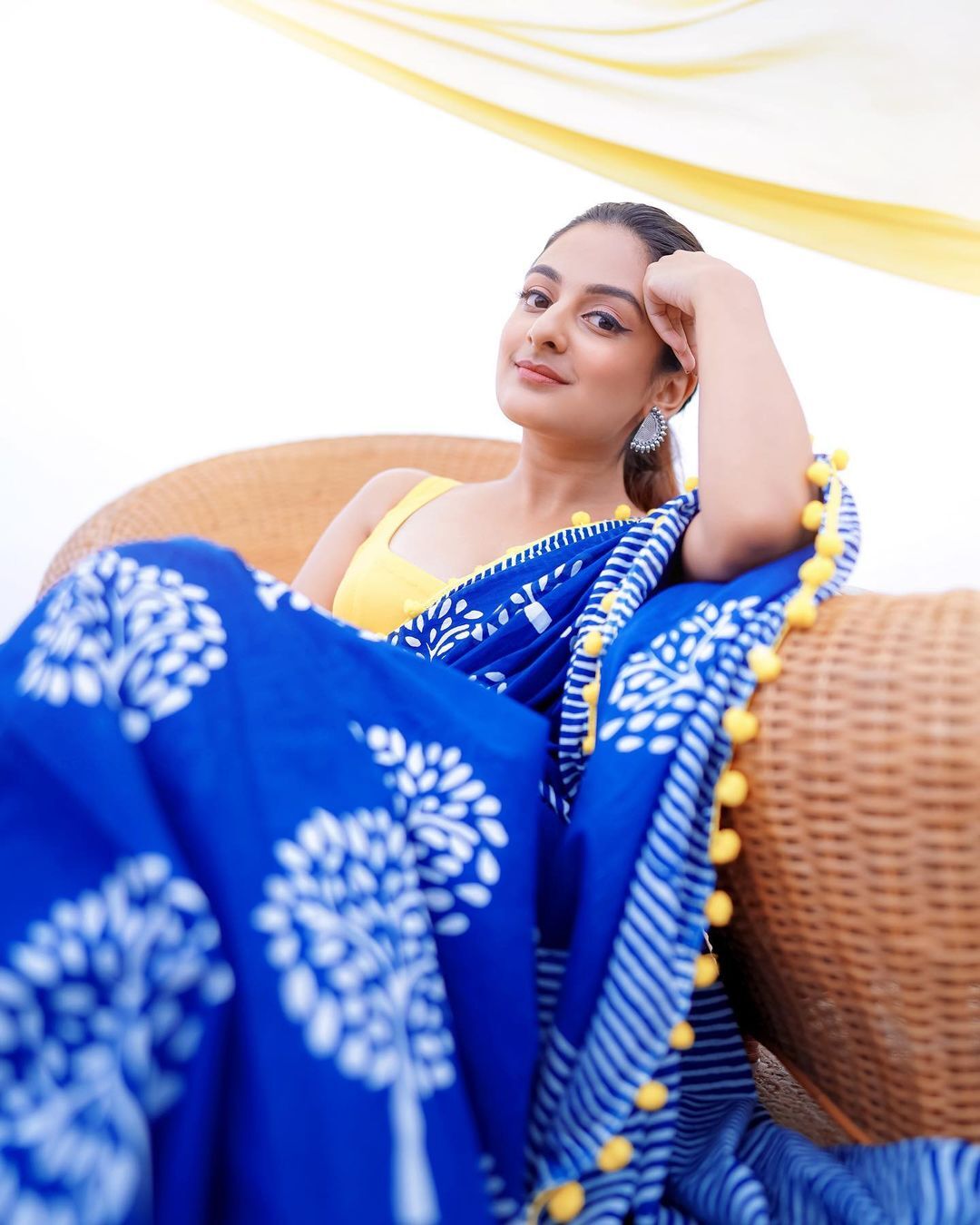 ഡെനീം ഷോർട്സും അണിഞ്ഞ് പുതിയ സൈക്കിളിലേറി എസ്തർ അനില്‍: വൈറലായി ചിത്രങ്ങള്‍