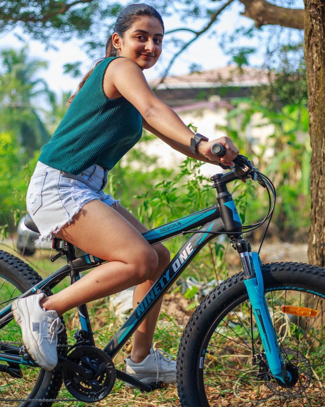 ഡെനീം ഷോർട്സും അണിഞ്ഞ് പുതിയ സൈക്കിളിലേറി എസ്തർ അനില്‍: വൈറലായി ചിത്രങ്ങള്‍