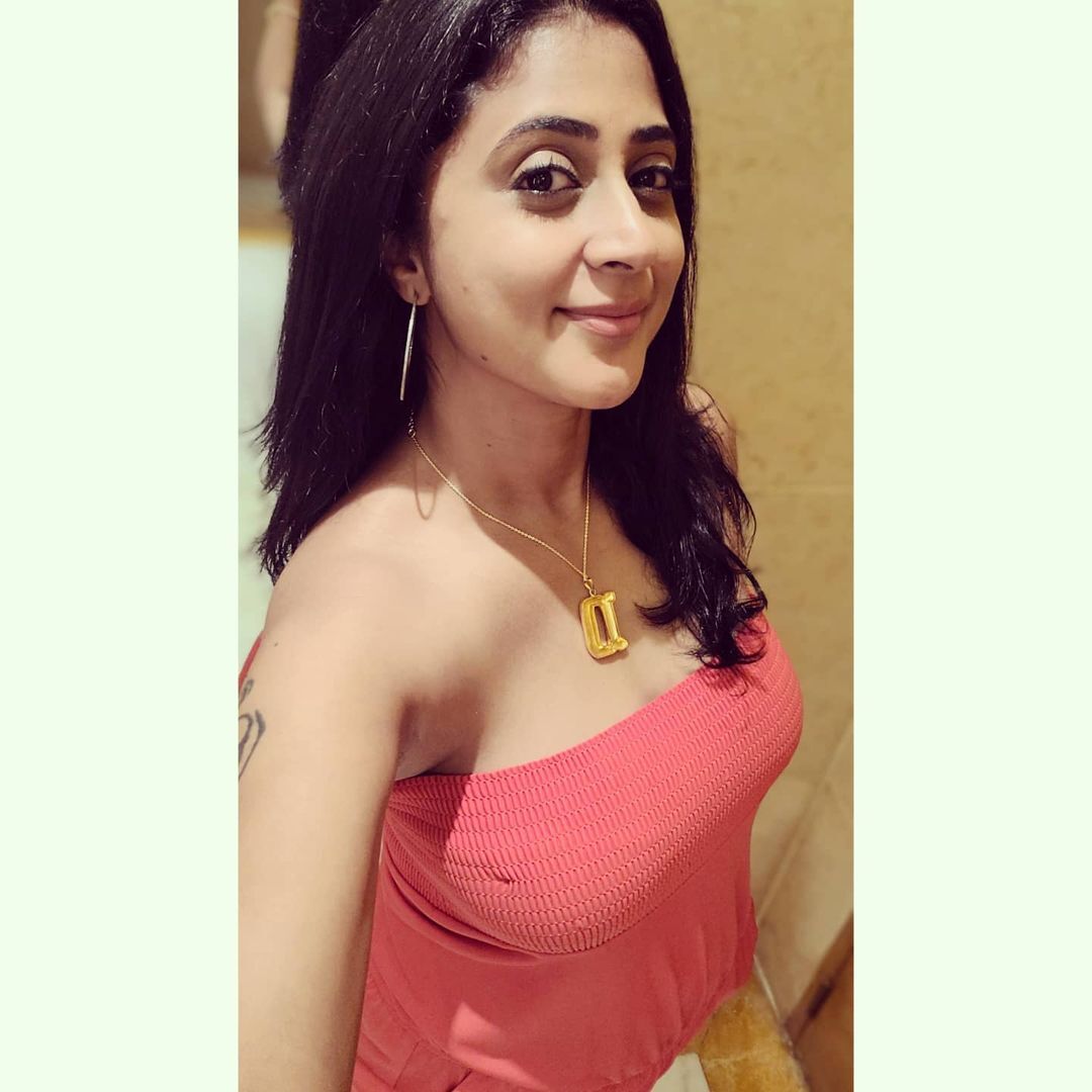 ബ്രോ ഡാഡി ലുക്കില്‍ നടി കനിഹ: ചിത്രം ഏറ്റെടുത്ത് ആരാധകർ