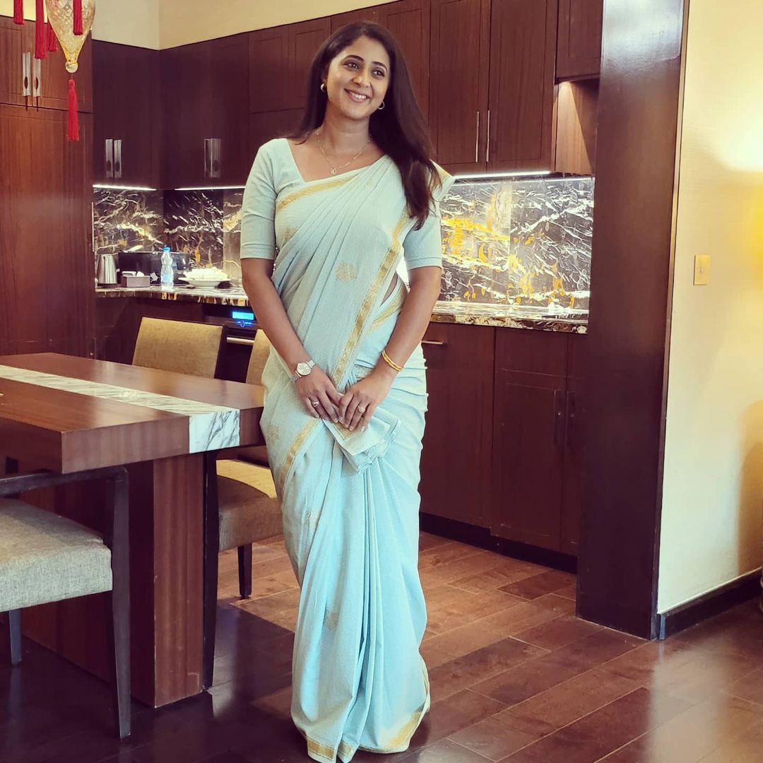 ബ്രോ ഡാഡി ലുക്കില്‍ നടി കനിഹ: ചിത്രം ഏറ്റെടുത്ത് ആരാധകർ