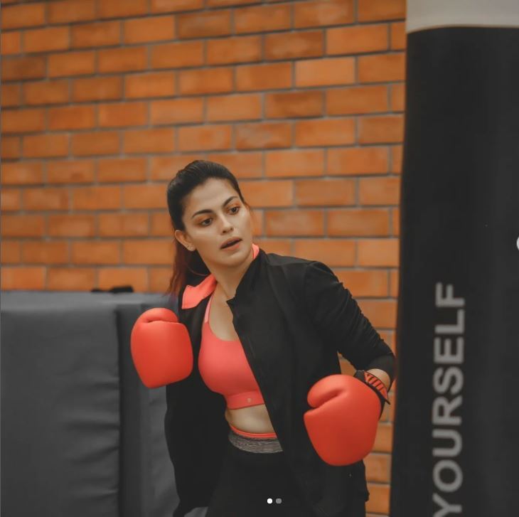 ഇടിച്ചിടുമോ അനുശ്രീ: വർക്ക് ഔട്ട് ചിത്രങ്ങളുമായി താരം, ഏറ്റെടുത്ത് ആരാധകർ