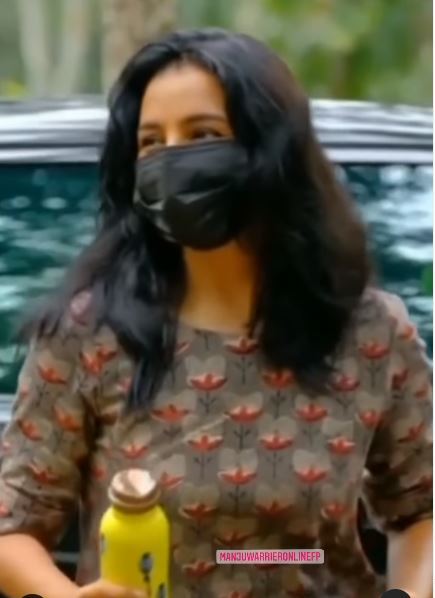 റേഞ്ച് റോവറില്‍ വന്നിറങ്ങി ആട്ടിന്‍കുട്ടിയെ എടുത്ത് തോളിലിട്ട് മഞ്ജു വാര്യർ: വൈറലായി ദൃശ്യങ്ങള്‍