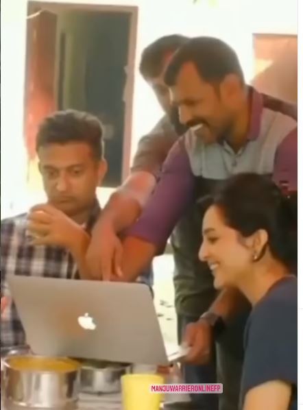 റേഞ്ച് റോവറില്‍ വന്നിറങ്ങി ആട്ടിന്‍കുട്ടിയെ എടുത്ത് തോളിലിട്ട് മഞ്ജു വാര്യർ: വൈറലായി ദൃശ്യങ്ങള്‍